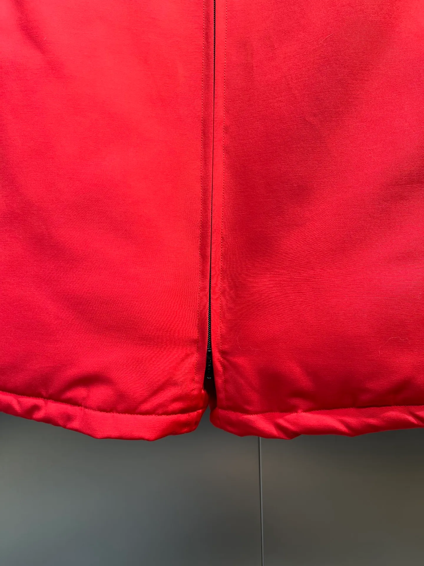P860 Canada goose/Canada Goose 05 model 2580LA CANADA GOOSE/Canada Goose Rossclair parka women's down jacket, authentic original clothing molding, all accessories are custom-made from the original factory. This model is very unique. The zipper at the back can be opened to change into a dovetail style, with diagonal pockets and a layer of hidden pockets underneath. The official website has become a popular model. The softness and hardness of the fabric are compared with the genuine ones. It can be restored by kneading at will (fabric misunderstanding: fabrics with high hardness are not waterproof. Only those who buy the latest genuine version this year will notice the softness and comfort of the fabrics). The down is synchronized with the genuine white duck down. It is fluffy and not lumpy. The electronically controlled down charging machine is used to fill the zippers with customized genuine YKK zippers. High hardness and no lag. The fur collar is purchased from the same manufacturer as Wolf Hair. (Cooperative factory 2019 Canadian wolf skin auction and Big Goose official auction of wolf skin fur collars on the same site) All workmanship and wiring are controlled by workers with more than ten years of service. They must be horizontal and vertical, and are not crooked. The density of the inner wiring is more exquisite. Compare at will. Big goose label, collar label, washed label, hang tag, zipper rope, pocket label, back label, collar velvet, Velcro fasteners, all details of the cuffs are updated simultaneously with the original product, the best version, and the most complete color matching. The fighter in World 05 battles various world goods. Size: XS-XL